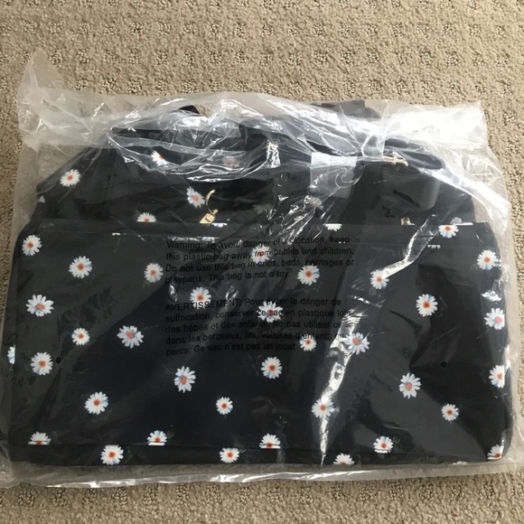 NWT ALICE + OLIVIA Daisy duffle bag, beach bag, gym bag - Value $150 - Picture 7 of 9